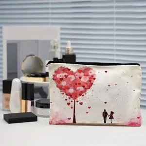 Vue détaillée de la trousse de maquillage avec imprimé cœur romantique et fermeture éclair.