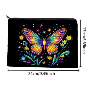 Vue détaillée de la trousse noire avec papillon coloré et un bel imprimé numérique floral.