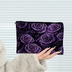 Vue détaillée de la trousse de toilette à motif de roses violettes, tissu et fermeture.