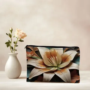 Gros plan détaillé de la trousse de maquillage avec motif de fleurs de lys blanc et fermeture éclair.