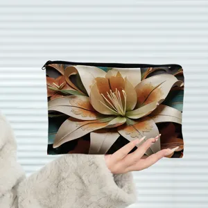 Gros plan sur la pochette cosmétique à motif de lys, tissu durable et fermeture éclair fluide.