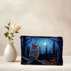 Vue detaillee d'une trousse cosmetique elegante avec motif de hibou et fermeture eclair.