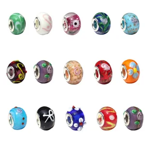 Diversas cuentas de vidrio de colores con gran agujero para accesorios de pulseras de bricolaje.
