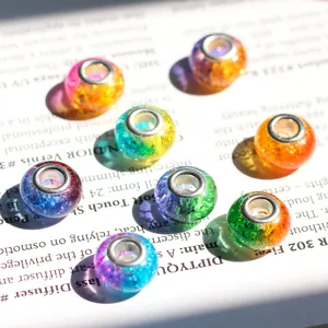 Primer plano de abalorios de vidrio de colores, detalles de accesorios de pulsera DIY.