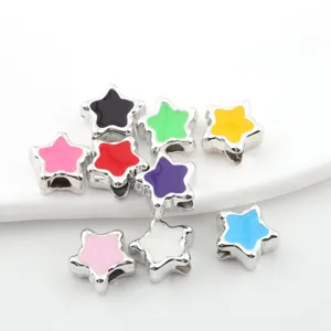 Vista ravvicinata di perline colorate a stella per la creazione di gioielli e bracciali.