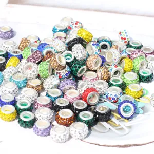 Vista de detalle cercana de cuentas con agujero grande de pedrería colorida brillante para joyería.
