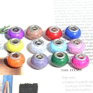 Gros plan de perles colorées en acrylique craquelé à gros trou pour bijoux et bracelets DIY.