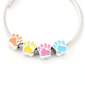 DIY europäisches Kabelarmband mit bunten Emaille Pfoten Charm für Schmuckdesign.