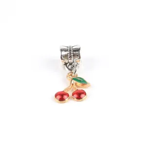 Detailansicht des süßen Kirsch-Tropföl-Legierungsanhängers, ideal für DIY-Schmuck und Accessoires.
