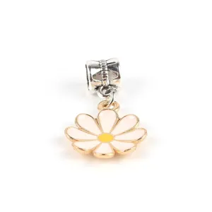 Emaille Gänseblümchen Blume Legierung Anhänger für DIY Armband Halskette Schmuck Detailansicht.