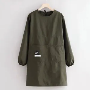 Dettaglio grembiule verde scuro a maniche lunghe, camice impermeabile, tasca pratica.