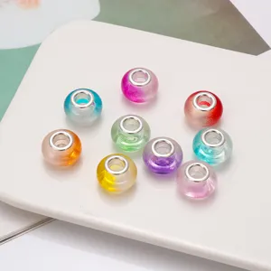 Farbige Acryl Großloch Perlen Detailaufnahme, glatte DIY Charm Perlen für Armbänder.