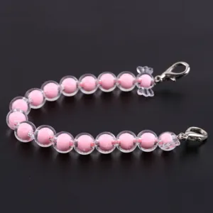 Nahaufnahme Detail des rosa Perlen Handy Ketten Anhängers mit zwei Metall Karabiner.