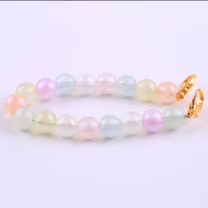 Bracciale di perle in resina pastello, perline colorate 10mm con chiusure a moschettone.