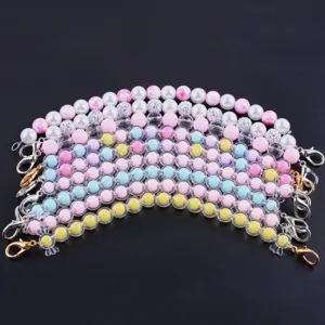 Detailansicht der bunten Macaron Perlenkette, klare Kristallperlen und Anhänger für Taschen.
