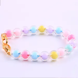 Bracciale di perle pastello da 10mm con strati di resina trasparente e sfere colorate, chiusura oro.