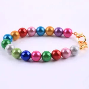 Vista dettagliata del bracciale di perle in resina colorata, perle da 10mm con chiusura dorata.