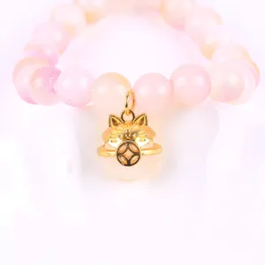 Rozenkwarts kralen armband met schattige gouden gelukskat hanger, fijn sieradendetail.