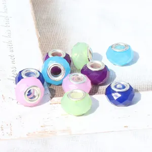 Bunte facettierte Acryl Perlen mit grossem Loch DIY Schmuckherstellung Zaehlperlen Detailansicht.