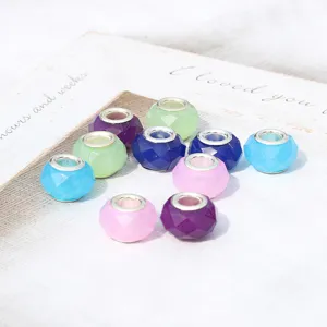 Nahaufnahme Detail bunt Acryl facettiert Großloch DIY Perlen, Armband Schmuck Zubehör.