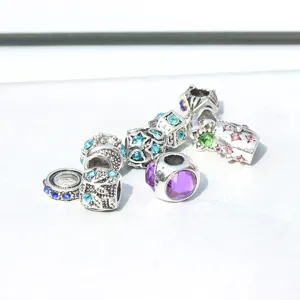 Nahaufnahme bunten Strass-Metall-Charm-Perlen, perfekt für DIY-Armbänder und Zubehör.