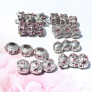 Nahaufnahme Detail von DIY Silber Legierung Strass große Loch Charms Perlen für Armband Schmuck.