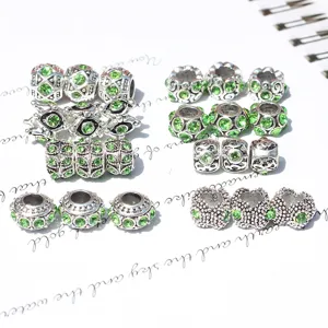 Nahaufnahme von DIY-Legierungs-Großlochperlen mit grünen Strasssteinen für Armbänder.