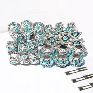 Nahaufnahme von silberfarbenen Legierungsperlen mit hellblauen Kristallen für DIY-Schmuck.