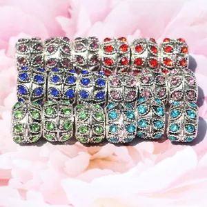 Nahaufnahme von DIY Strass Legierung Charm Perlen, glitzernde Kristalle in Silber.