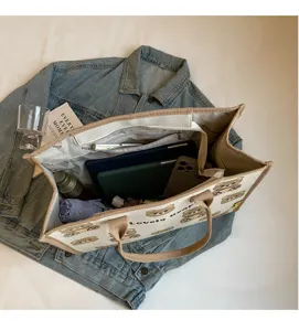 Détail intérieur du sac cabas en toile avec grande capacité et joli imprimé d'ours.