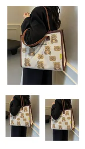 Vue détaillée du sac cabas en toile avec motif d'ours mignon et porté à l'épaule.