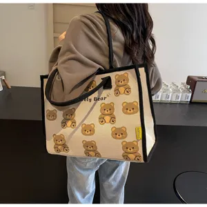 Vue détaillée du sac cabas en toile avec motif d'ours mignon, bretelles noires et grand espace.