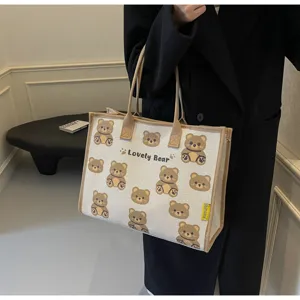 Gros plan détaillé du sac cabas en toile avec motif d'ours mignon, impression nette.
