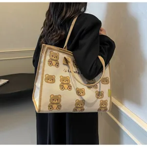 Détail du sac cabas en toile avec motif d'ours mignon, grand sac à main décontracté.