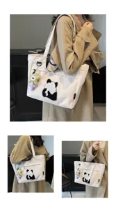 Vista dettagliata della borsa tote in tela con simpatico patch panda e ciondolo stella.