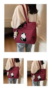 Vista dettagliata della borsa tote in tela con ricamo panda carino e ciondolo stella per donne