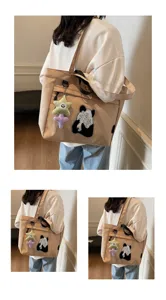 Borsa shopper in tela beige da donna, grande borsa a spalla con grazioso patch panda.