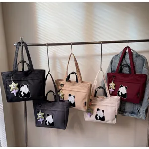 Borsa a tracolla in tela ricamata con panda carino, tote casual capiente per le donne.