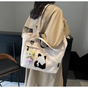 Borsa tote in tela beige con grazioso cerotto panda in peluche e ciondolo a stella.