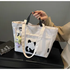 Vista dettagliata della borsa di tela con simpatico ricamo panda e ciondolo stella.