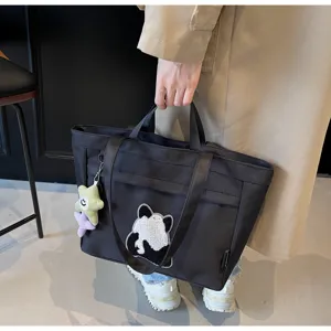 Borsa shopper in tela nera da donna, borsa a tracolla capiente con grazioso panda e ciondolo.