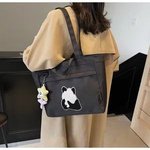 Vista di dettaglio della borsa shopper in tela con ricamo di panda carino grande capacita.