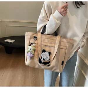 Borsa shopper in tela beige casual con ricamo panda carino e ciondolo stella grande.