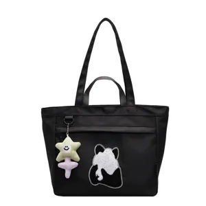 Borsa a tracolla in tela nera con ricamo di panda carino e ciondolo peluche a stella.