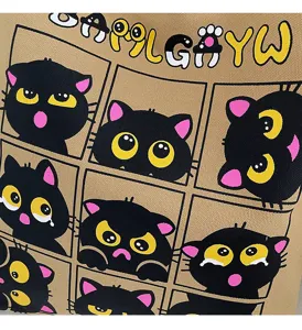 Gros plan détaillé de l'imprimé chat noir de dessin animé mignon sur sac cabas.