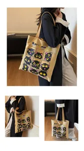 Vue détaillée du sac cabas en toile avec imprimé chat noir, idéal pour les étudiants.