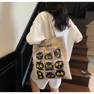 Vue détaillée du grand sac cabas en toile avec un joli imprimé chat noir pour usage quotidien