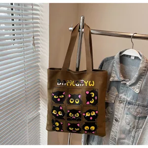 Sac cabas en toile avec des motifs de chats noirs mignons pour l'utilisation quotidienne.