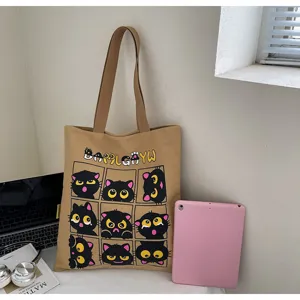 Vue détaillée d'un grand sac cabas en toile kaki avec imprimé chat noir mignon style.