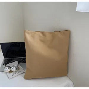 Vue detaillee du sac cabas en toile dans un interieur minimaliste, sac casual pour le travail.
